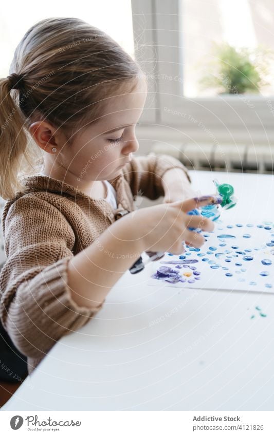 Kleines Mädchen benutzt Gouache zum Zeichnen mit den Fingern auf Papier zu Hause Zeichnung heimwärts Kind Farbe Kindergarten Kunst kreativ zeichnen niedlich