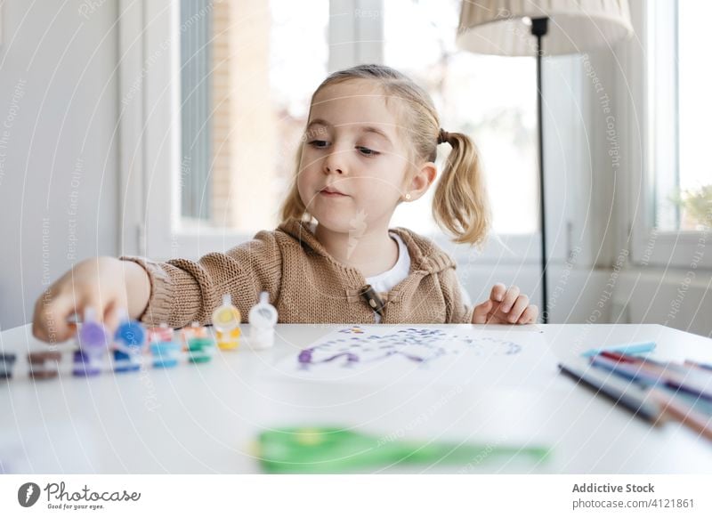 Kleines Mädchen benutzt Gouache zum Zeichnen mit den Fingern auf Papier zu Hause Zeichnung heimwärts Kind Farbe Kindergarten Kunst kreativ zeichnen niedlich