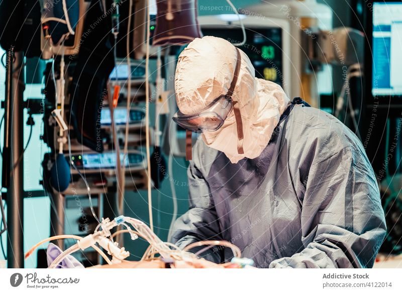 Arzt in Schutzkleidung bei der Arbeit im Operationssaal eines Krankenhauses Klinik viral geduldig Pflege Infektion Gerät Leckerbissen Spezialist Mundschutz