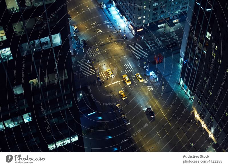 Stadtallee mit hohen Wolkenkratzern und Fahrzeugen Straße Verkehr Zentrum New York State Megapolis Business Turm urban Gebäude Konstruktion USA amerika