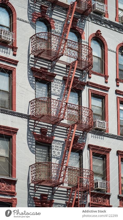 Außenbereich eines Wohngebäudes mit Feuerleitern Gebäude Architektur Außenseite Flucht Treppe Balkon Wand Fassade Großstadt wohnbedingt klassisch alt typisch