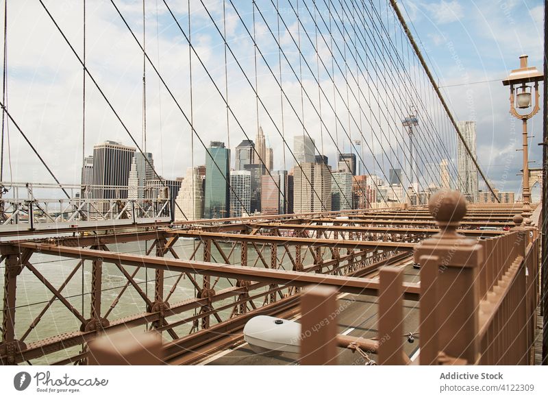 Moderne Stadt von der Brücke aus gesehen Großstadt Wolkenkratzer Gebäude Stadtbild New York State Brooklyn Architektur Skyline Kabel Fluss Suspension USA