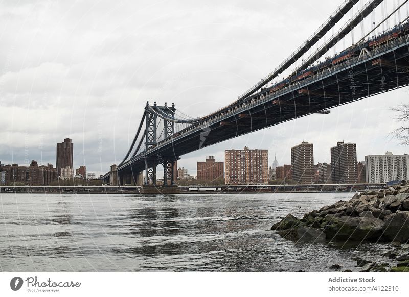 Hängebrücke über den Fluss in der Stadt Brücke Großstadt Suspension Stadtbild New York State Manhattan Gebäude Architektur Skyline USA amerika Straße reisen