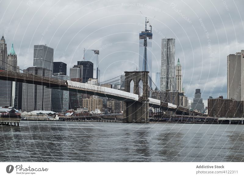 Hängebrücke über den Fluss in der Stadt Brücke Großstadt Suspension Stadtbild New York State Manhattan Gebäude Architektur Skyline USA amerika Straße reisen