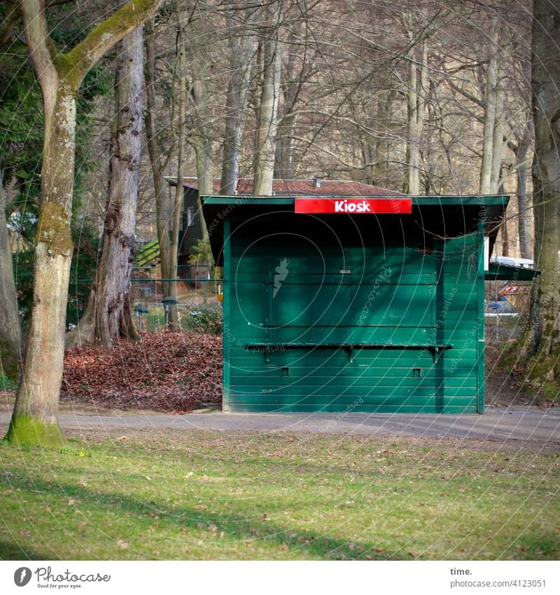 Kundenheimat kiosk Büdchen park baum bäume wiese geschlossen laub sonnig schatten schrift unübersehbar grün holz Architektur