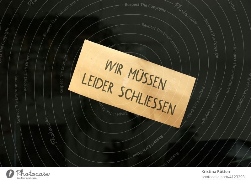 wir müssen leider schliessen zettel am schaufenster schließen schließung geschäftsaufgabe bankrott konkurs pleite insolvenz aufgeben geschlossen zu laden lokal