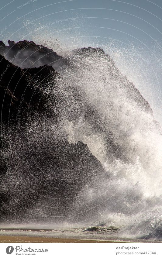 Voll die Bandung in Portugal Umwelt Natur Urelemente Sand Luft Wasser Wassertropfen Himmel Sonnenlicht Sommer Klima Felsen Wellen Küste Strand Bucht Meer