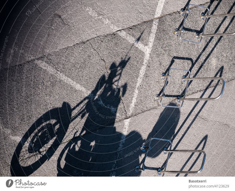 Schatten eines abgestellten Motorrads am späten Nachmittag klassisch Transport Verkehr Parkplatz Fahrzeug Rocker Lifestyle Menschenleer Straße Außenaufnahme