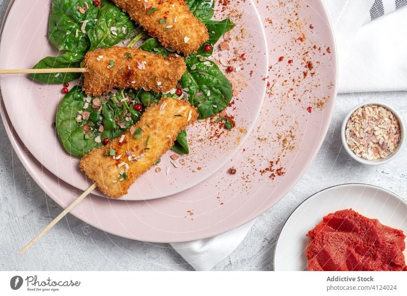 Gebackene Hähnchenspieße in gebratenem Panko auf dem Restauranttisch paniert Lebensmittel Knusprig Snack Mahlzeit golden Amuse-Gueule Abendessen knackig