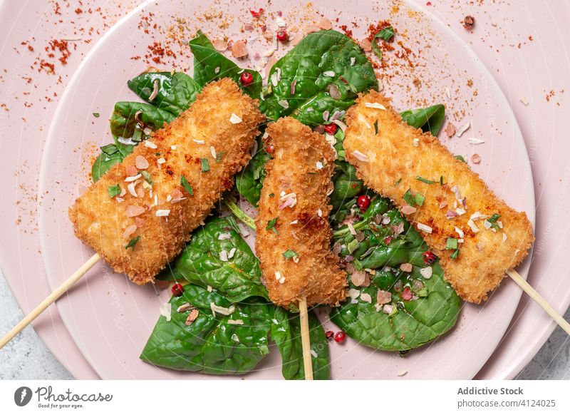 Gebackene Hähnchenspieße in gebratenem Panko auf dem Restauranttisch paniert Lebensmittel Knusprig Snack Mahlzeit golden Amuse-Gueule Abendessen knackig