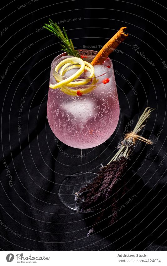 Gin-Tonic-Cocktail mit rosa Tonic-Wasser Gin Tonic Alkohol Eis trinken Zitrone Getränk Glas kalt Pub Bar Tonicwater liquide Frucht alkoholisch Schnaps grün