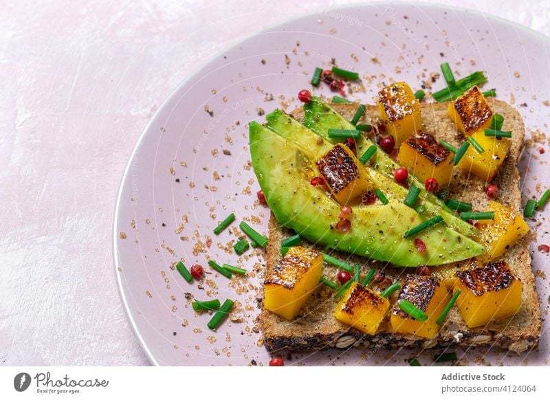 Hausgemachtes geröstetes Brot mit Avocado, Mango und aromatischen Kräutern Lebensmittel Belegtes Brot Zuprosten Gewürzkräuter Gesundheit Mittagessen Snack