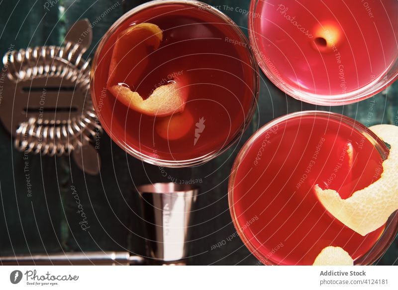 Roter Cocktail mit Oliven und Zitrone rot Glas Alkohol trinken Bar dienen Kulisse Garnierung Getränk sich[Akk] schälen oliv Explosion Coupé Zitrusfrüchte