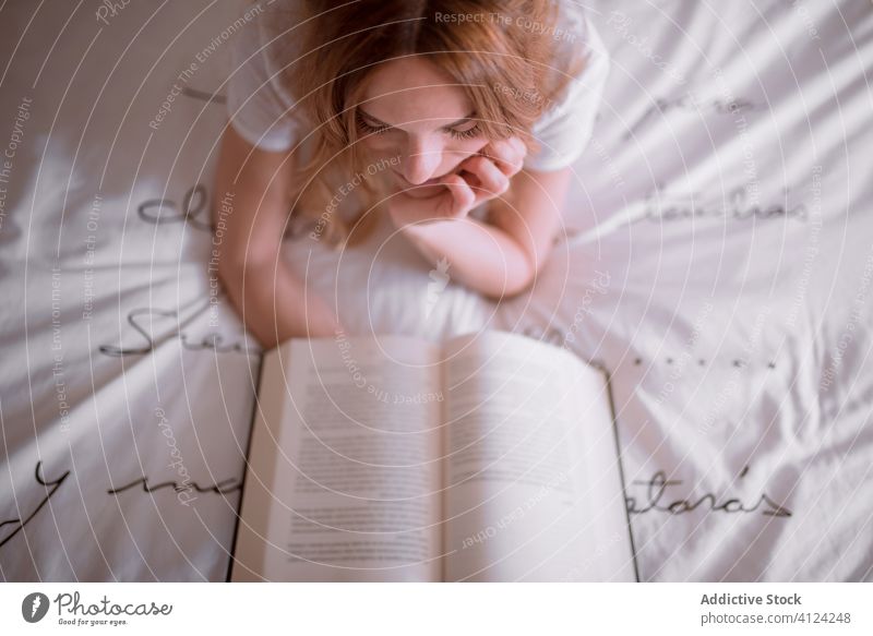 Faule junge Ingwerfrau mit Buch im Bett am Wochenende Frau friedlich LAZY träumen sich[Akk] entspannen lesen sei meine Liebe Lügen Magen Rotschopf rote Haare