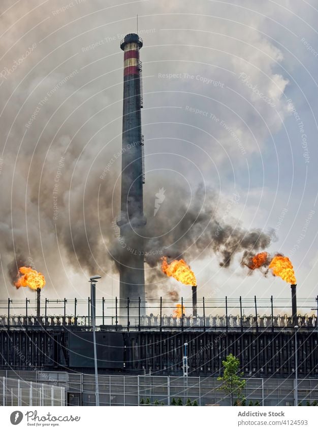 Außenbereich der Kokerei mit Rohren und Koksbatterien Pflanze Koks-Batterie Röhren industriell Rauch Fabrik Flamme Gebäude verwittert Aviles Spanien Industrie