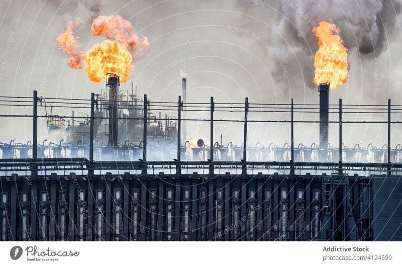 Außenbereich der Kokerei mit Rohren und Koksbatterien Pflanze Koks-Batterie Röhren industriell Rauch Fabrik Flamme Gebäude verwittert Aviles Spanien Industrie