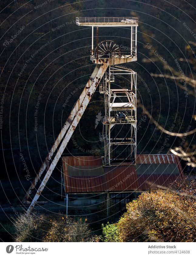 Teil eines stillgelegten Kohlebergwerks im Wald Mechanismus Mine Natur Vernachlässigung wüst desolat Verlassen Landschaft industriell Metall alt leer sonnig