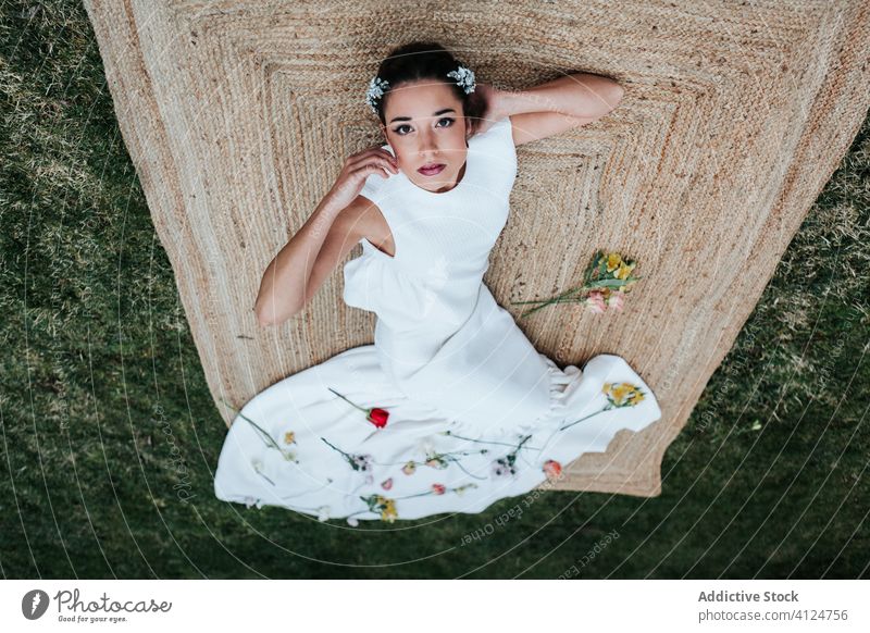 Junge Braut auf Rasen im Park liegend Frau Hochzeit Konzept Tuch Kopfkissen Kleid Blume elegant Lügen grün Garten Gras jung Pflanze ruhig ruhen Gelassenheit