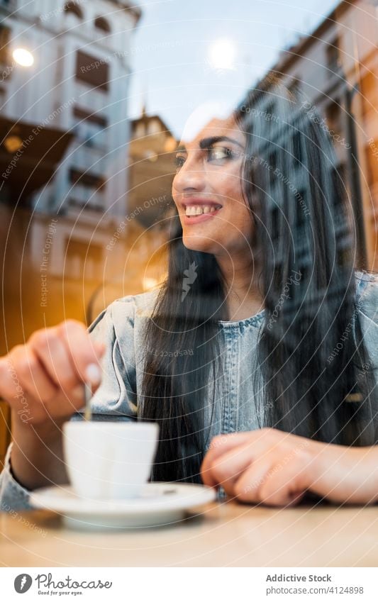 Fröhliche junge Frau sitzt im Cafe Café heiter trendy Stil genießen Kaffee Fenster Abfertigungsschalter trinken gemütlich Kantine sich[Akk] entspannen Glück