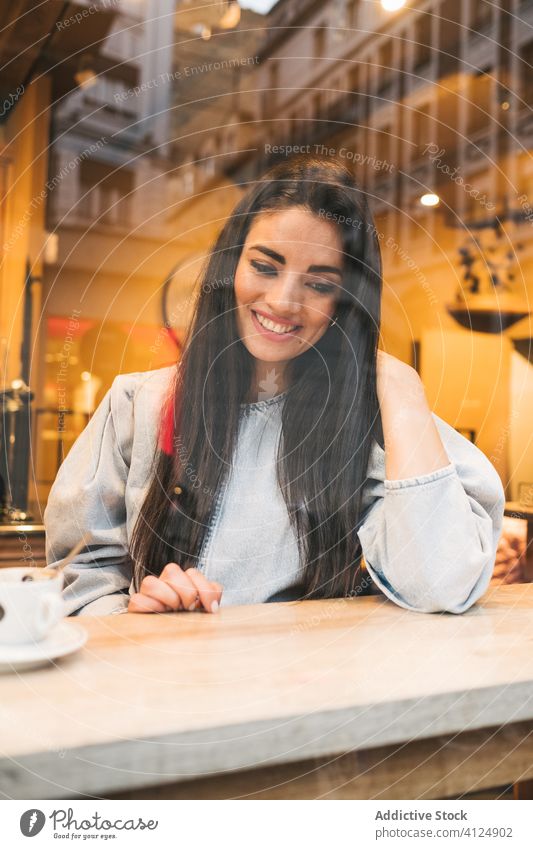 Fröhliche junge Frau sitzt im Cafe Café heiter trendy Stil genießen Kaffee Fenster Abfertigungsschalter trinken gemütlich Kantine sich[Akk] entspannen Glück