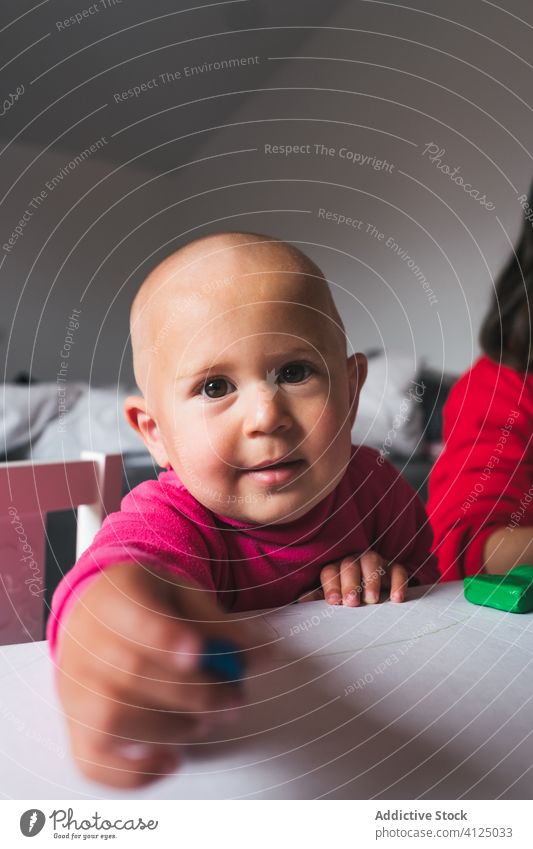 Entzückender kleiner Junge spielt zu Hause mit Spielzeug Spielzimmer heimwärts charmant neugierig Kleinkind lässig rosa Hemd Kind Stock Aktivität spielerisch