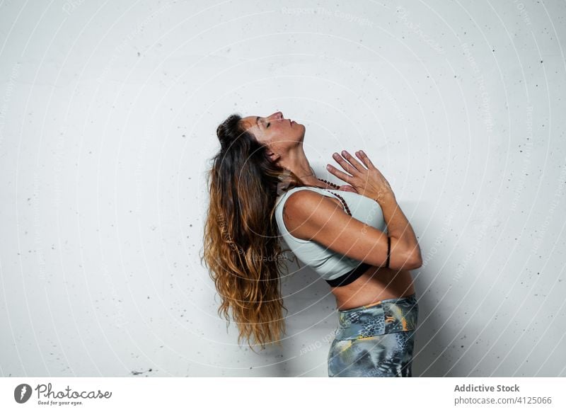 Ruhige Frau beim Yoga meditieren Gebet üben Achtsamkeit Gelassenheit ruhig Harmonie Gleichgewicht Windstille Pose Mudra beweglich schlanke Rückbiegung Asana