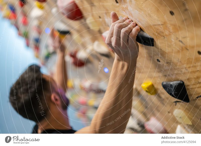 Mann übt Klettern an der Wand Aufstieg Sport Training Felsbrocken Hobby Gerät Fitnessstudio Aktivität Athlet extrem männlich Übung anstrengen Stärke aktiv