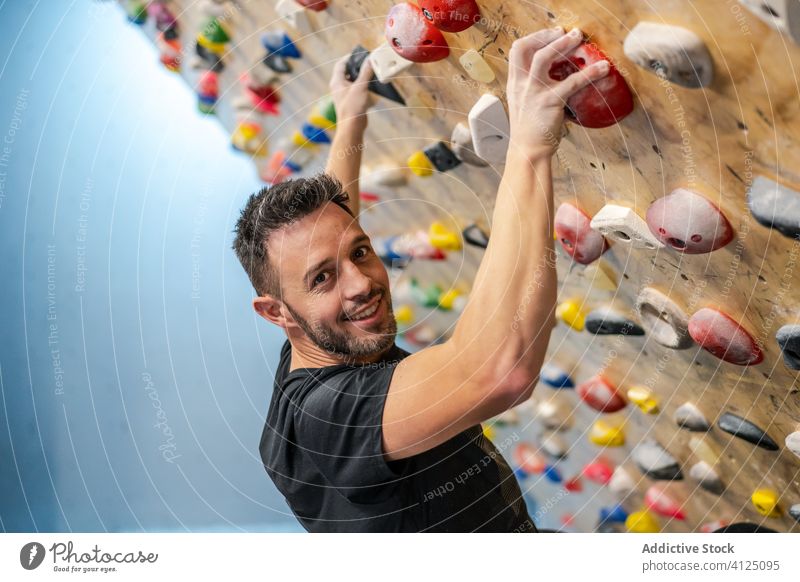 Mann übt Klettern an der Wand Aufstieg Sport Training Felsbrocken Hobby Gerät Fitnessstudio Aktivität Athlet extrem männlich Übung anstrengen Stärke Felsen