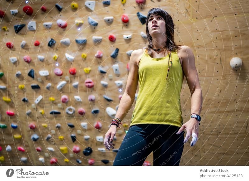 Bergsteigerin bereitet sich auf den Aufstieg an der Wand vor Frau Sport Training Felsbrocken Hobby Club Gerät Fitnessstudio Aktivität Athlet extrem stark Übung