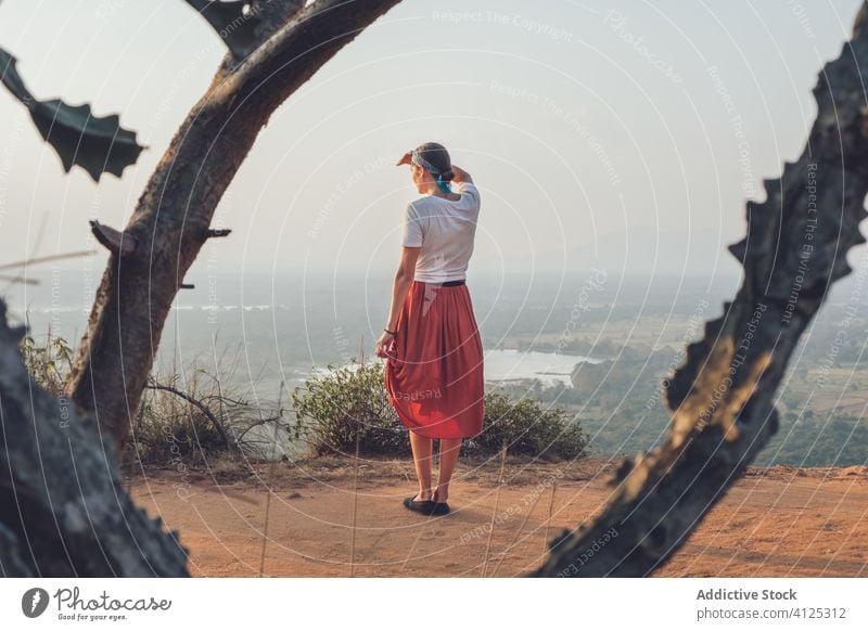 Hipsterin am Aussichtspunkt auf dem Hügel Frau reisen Sonnenuntergang Deckblatt genießen Fernweh Abenteuer Sigiriya Sri Lanka lässig T-Shirt Rock stehen Sand