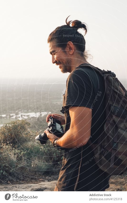 Reisender Mann, der die Natur auf einer Klippe fotografiert fotografieren Lächeln Saum majestätisch Landschaft malerisch Fotograf atemberaubend Bild Wald