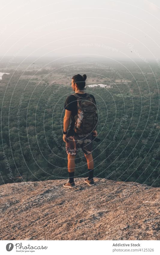 Reisender Mann Fotograf stehend auf Klippe Saum majestätisch Landschaft malerisch atemberaubend Natur Bild Wald Fotokamera Freiheit Sonnenuntergang Himmel