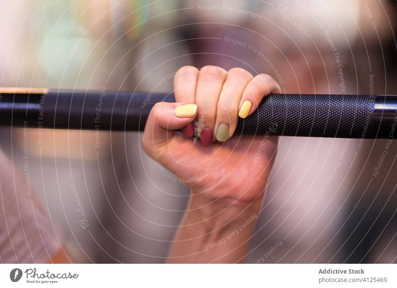 Anonyme Sportlerin mit Langhantel Frau Curl-Hantel Training aktive Kleidung Maschine Maniküre Gerät Fokus atmen stark Athlet Fitness Übung intensiv