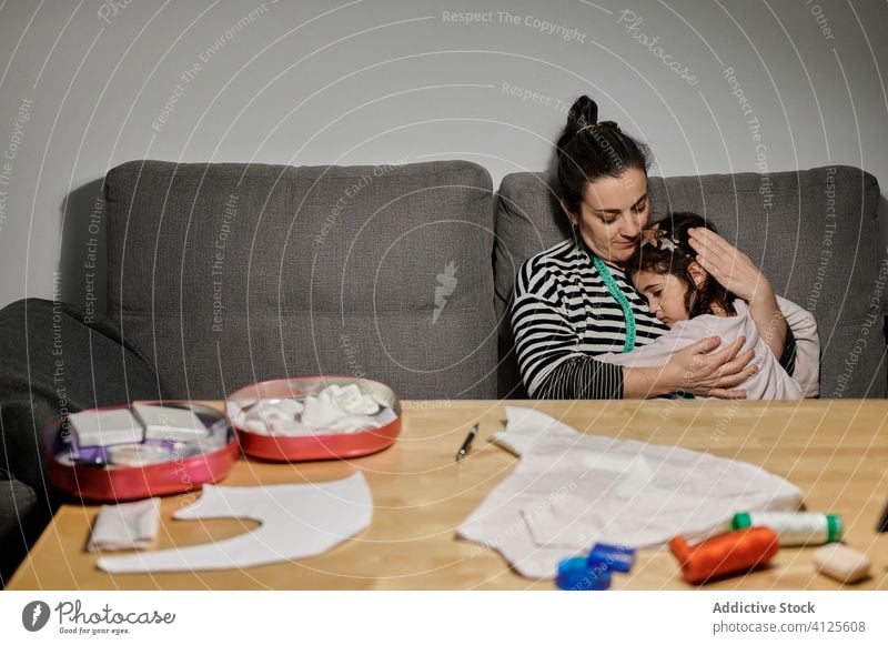 Kreative Mutter bringt Tochter zu Hause das Nähen bei nähen kreativ heimwärts Näherin Hobby zeigen Kind Eltern Gewebe Schere geschnitten Handwerk Tisch Kleid