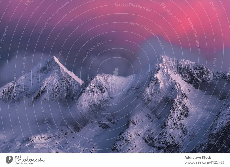 Gipfel hoher schneebedeckter Berge bei Sonnenuntergang Berge u. Gebirge Landschaft Frieden Nacht atemberaubend spektakulär idyllisch Harmonie Natur Schnee