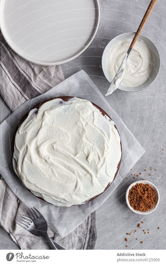 Leckerer Schokoladenkuchen mit Sahne auf einem Teller auf dem Tisch Kuchen Küche selbstgemacht geschmackvoll Dessert Lebensmittel Leckerbissen Feinschmecker