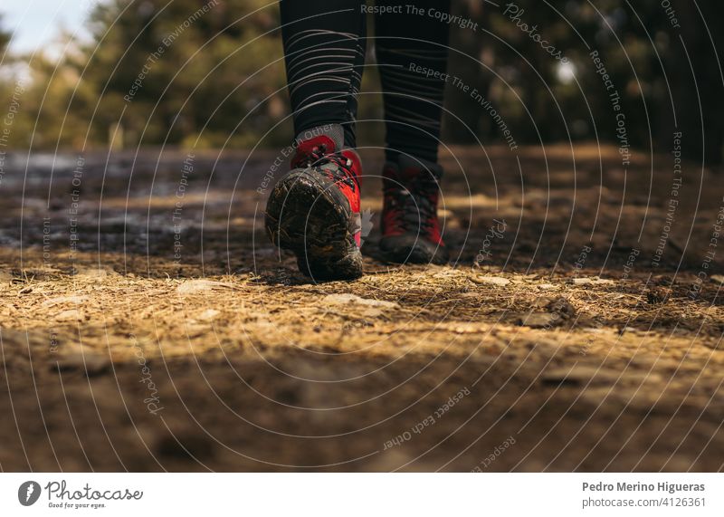 Nahaufnahme von Wanderschuhen in den Berg gehen Berge u. Gebirge reisen Natur Textfreiraum wandern Abenteuer Trekking Wanderer Wanderung Stiefel Schuh