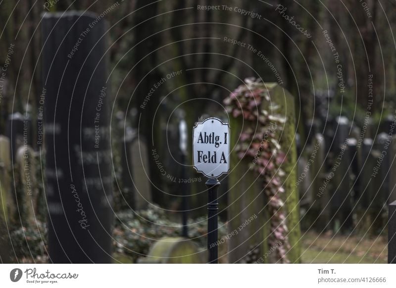 ein Hinweisschild auf dem Friedhof zeigt die Abteilung 1 Feld A cemetery Schild Wegweiser Schilder & Markierungen Orientierung graveyard Grave old Berlin