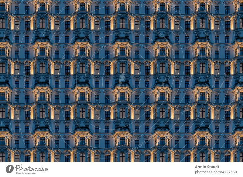 Architektonisches Muster, Altbau bei Nacht mit beleuchtetem Stuck übergangslos Architektur alt Haus Bildhauerei Abend Fenster Fassade Gebäude flach wirklich