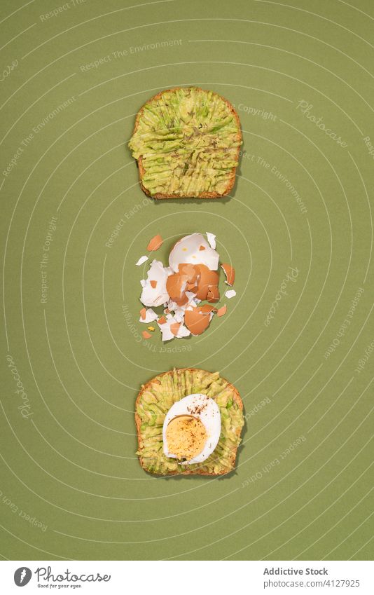 Toast mit Avocado und gekochten Eiern Guacamole Frucht Lebensmittel grün Gesundheit Pop sehr wenige Frühstück Zuprosten Brot Vegetarier Veggie cool Stillleben