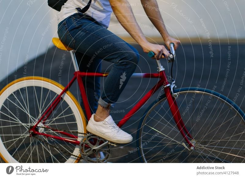 Unbekannter Mann auf einem Fahrrad Fixie Zyklus urban Rad feststehend Sport Transport Ausrüstung Lifestyle Wand Straße Hipster Mitfahrgelegenheit Pedal