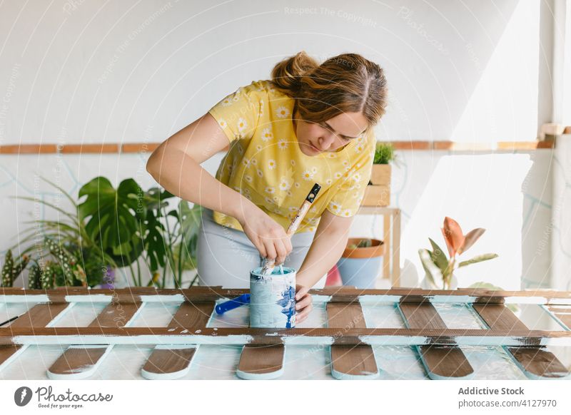 Restaurierung eines Zauns Fähigkeit Handwerk Gerät Farbe Malerei Bürste Kaukasier Konstruktion Handwerkerin diy es selbst machen Frau blond Möbel Kunsthandwerk