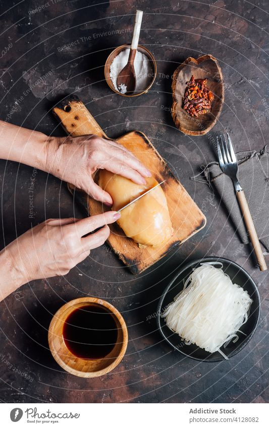 Kochen schneiden Hühnerfilet für Nudeln Rezept vorbereiten Hähnchen geschnitten Filet Lebensmittel Bestandteil Hand Prozess Frau Messer roh Mittagessen Fleisch