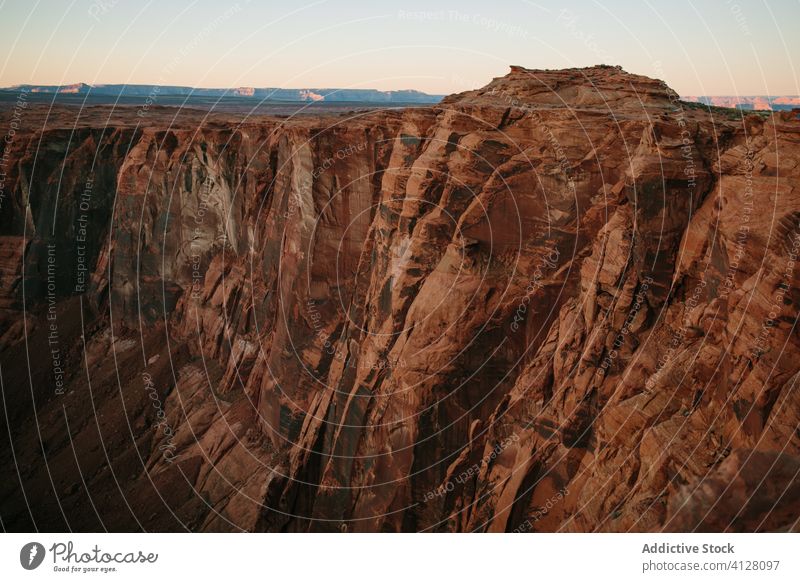 Riesige, beeindruckende Schlucht bei Sonnenuntergang Klippe Höhe Gefahr extrem riesig felsig rot rau Natur Ansicht Harmonie Abenddämmerung Landschaft erkunden