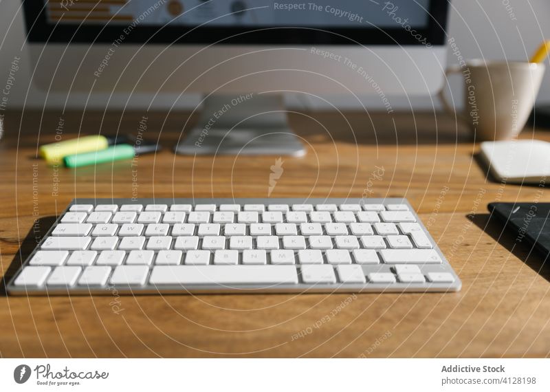 Tastatur an einem modernen Arbeitsplatz in einem gemütlichen Zimmer zu Hause Keyboard Innenbereich Desktop Telearbeit Computer Tasse Design trendy Appartement