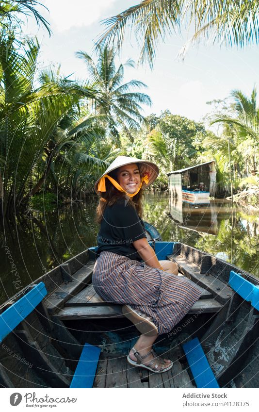 Reisende Frau im Boot während des Sommerurlaubs reisen Fluss Schwimmer Lächeln Tourist Feiertag tropisch Can Tho Vietnam Asien Konischer Hut heiter Freude