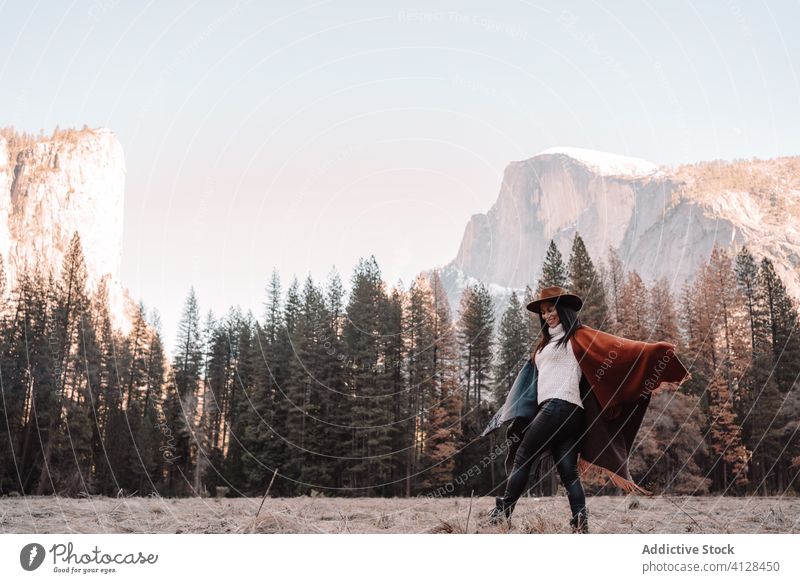 Glücklicher Reisender, der an einem Frühlingstag in einem Bergtal spazieren geht Frau Berge u. Gebirge Wald reisen Spaziergang Freiheit yosemite Park Tal Klippe