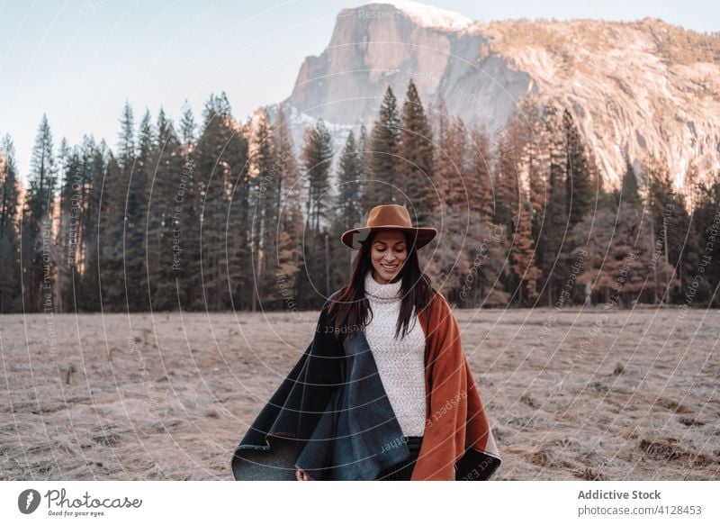 Glückliche Frau genießt sonnigen Tag in den Bergen Berge u. Gebirge reisen sich[Akk] entspannen genießen Wald yosemite Park Klippe Saum Felsen Stein national