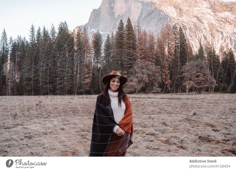 Glückliche Frau genießt sonnigen Tag in den Bergen Berge u. Gebirge reisen sich[Akk] entspannen genießen Wald yosemite Park Klippe Saum Felsen Stein national