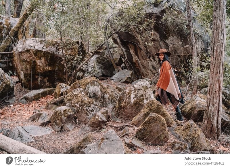 Junge Frau steht neben großen Steinen im Wald Felsen Felsbrocken reisen trendy Stil Baum Landschaft yosemite Park Boho rustikal Vereinigte Staaten